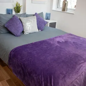 121 - Apartment, Terrace & Full Kitchen - Airport & Train Shuttle Appartamento